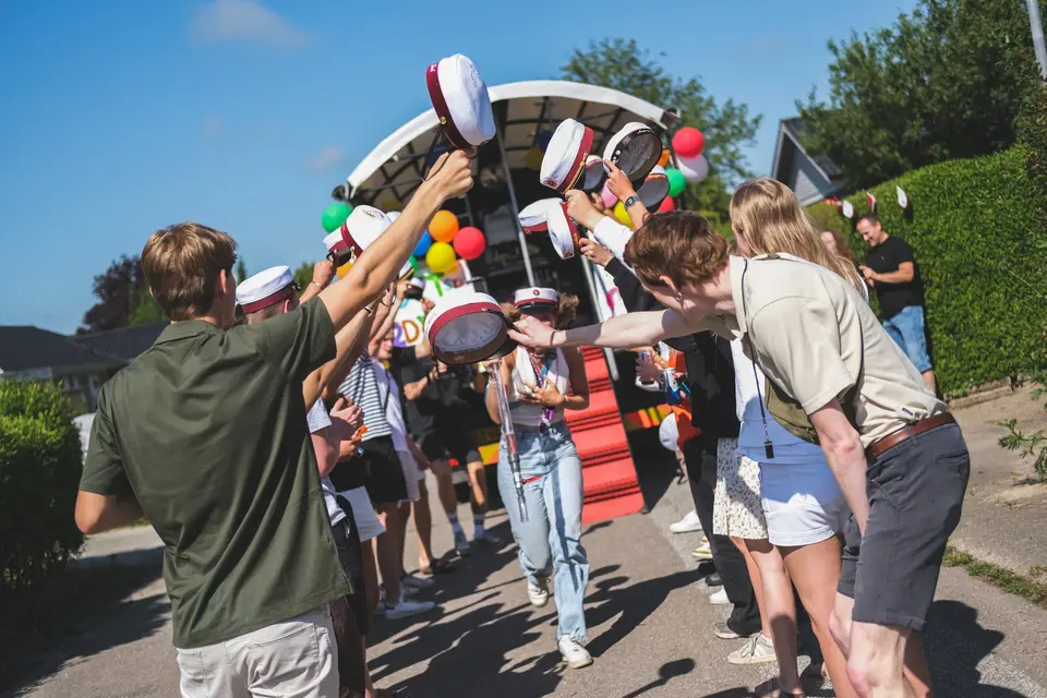Skridsikker ståltrappe med gelænder på en studentervogn